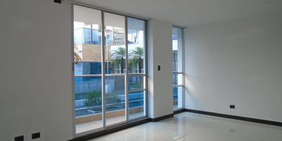 Apartamento en Venta y Arriendo en Unidad cerrada ubicado en Pinares Alto con múltiples servicios complementarios de la zona, con buena iluminacion y ventilacion natural, cuenta salacomedor, pisos en porcelanato y madera, tres habitaciones y tres baños, cocina integral mesón en mármol, estufa y calentador a gas, zona de ropas. La unidad cuenta con piscina, gimnasio, salon comunal, saunaturco,  parques infantiles, cuarto util, un parqueadero cubierto y zonas verdes. Vigilancia y porteria las 24 Horas. Inmuebles sujetos a verificación de disponibilidad.
