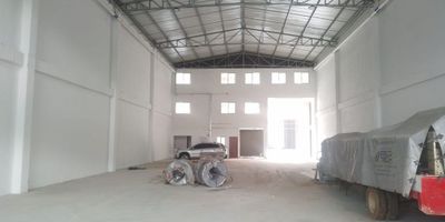 Bodega en arriendo y venta cerca a vias principales, malls, restaurantes, parques, rutas de transporte publico y servicios complementarios. Piso en mortero, 2 espacios, baños, cocineta. Piso reforzado de 4 toneladas, energia trifasica, KVA 45, transformador, puerta camion, altura interna 11m, zona de carga, muelle, area de oficinas y parqueaderos cubiertas. Cuenta con vigilancia 24 hrs, bahia de parqueo y circuito cerrado de tv.  Inmuebles sujetos a verificación de disponibilidad.
