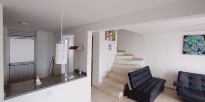 Casa en Arriendo y la venta con buena ubicación en Galicia de fácil acceso, con iluminación y ventilacion natural, La casa cuenta con dos niveles, salacomedor, pisos en cerámica, tres habitaciones y tres baños, hall de alcobas, cocina integral meson en granito tipo americano, estufa y calentador a gas, zona de ropas. En conjunto cerrado con Piscina, gimnasio, salón comunal, saunaturco, parques infantiles, placa polideportiva, zonas verdes y un parqueadero descubierto. Vigilancia y porteria las 24 Horas. Inmuebles sujetos a verificación de disponibilidad.
