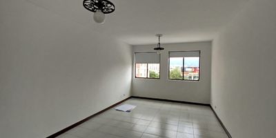 Casa en venta en Cerritos en unidad cerrada cerca a supermercados de cadena, rutas de transporte público y servicios complementarios de la zona. Cuenta con salacomedor, estudio, pisos en cerámica, tres habitaciones, tres baños, cocina integral en mesón de Quartzone, estufa, calentador a gas, zona de ropas, patio y jardín. La unidad posee de tres parqueaderos descubierto, piscina, gimnasio, salón comunal, sauna turco, parques infantiles, placa polideportiva, zonas verdes, circuito cerrado de tv, vigilancia y portería las 24 horas. Inmueble sujeto a verificación de disponibilidad.