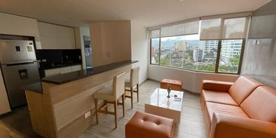 Apartamento en Arriendo amoblado en Alamos en unidad cerrada cerca avenida principal, supermercados de cadena, parque principal, centros comerciales, universidades, rutas de transporte publico y servicios complementarios, con iluminacion y ventilacion natural, con muy amplios espacios, cuenta con salacomedor, pisos en madera, tres habitaciones y dos baños, hall de alcobas, cocina integral mesón en marmol, estufa y calentador a gas, zona de ropas. La unidad cuenta con un parqueadero cubierto.  Vigilancia y porteria las 24 Horas.  Inmuebles sujetos a verificación de disponibilidad.
