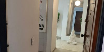 Apartaestudio en venta  ubicado en el centro con excelente ubicación en el Centro cerca a supermercados de cadena, universidades, rutas de transporte publico y servicios complementarios de la zona. Cuenta con  sala, comedor, cocina integral meson en granito, estufa y calentador a gas, zona de ropas. La unidad cuenta con un parqueadero cubierto. vigilancia y porteria  las 24 Horas. Inmuebles sujetos a verificación de disponibilidad.
