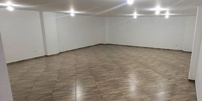 Local en alquiler ubicado en el barrio El Dorado, Envigado, en zona residencial con presencia de restaurantes y negocios de comida. Cuenta con fácil acceso a vías principales, a solo dos cuadras de la cancha de El Dorado y a cuatro cuadras del parque principal de Envigado.