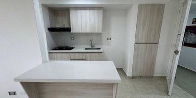Cuenta con sala comedor, cocina integral, red de gas, calentador, 2 alcobas, 2 closets, estudio, 2 baños cabinados, zona de ropa, piso en ceramica, ventanal, 60 metros. Unidad completa con parqueaderos comunes, excelentes rutas de acceso. Cerca al mall de santa ana

Inmueble para estrenar

Inf 3044328635 Jefferson Crespo

