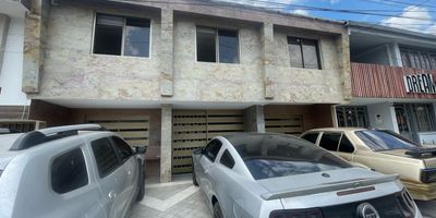 Codigo 744. CASA COMERCIAL PERFECTA PARA DOS OFICINAS CON UN APARTAESTUDIO EN EL SEGUNDO NIVEL. ESTÁ UBICADA A POCOS PASOS DEL CENTRO COMERCIAL CARACOLI. ES LA COMBINACIÓN PERFECTA DE VIVIENDA Y NEGOCIO, CUENTA CON PANELES SOLARES.