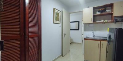 Apartaestudio amoblado, ubicado a pocos pasos de la playa en El Laguito. Este acogedor espacio ofrece todo lo necesario para una estancia cómoda y relajante, e l Laguito, uno de los sectores más exclusivos y vibrantes de Cartagena, ubicado a solo unos pasos de las hermosas playas de la ciudad, El Laguito ofrece la mezcla perfecta de comodidad, relax y diversión. Rodeado de restaurantes, tiendas, y zonas turísticas, tendrás todo lo necesario para una experiencia inolvidable.