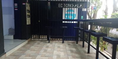 Local en primer piso de 65 m2 aproximadamente, con tuberia electrica mt, un baño piso en ceramica. Ideal para comidas. Cerca la Av San Juan y al exito La 70

Valor 4.000.000 mas iva