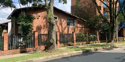 Casa esquinera en Belén La Palma, con acceso a vias principales como la avenida 80 y la 30. En el primer piso se encuentra el area social con espacio suficiente para dos salas, comedor y comedor auxiliar, cocina integral, alconba de servicio, área de ropas, patio y garaje. En el segundo piso se encuentran 5 alcobas, un área de descanso que puede ser utilizado como sala de TV o biblioteca, tres baños completos recien remodelados.

baja Mixtura