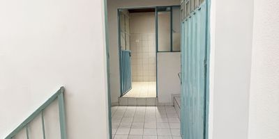 POR FAVOR LEER DETENIDAMENTE, PRECIO Y REQUISITOS ANTES DE APLICAR. Vivienda que Consta de un hall de acceso, una habitación grande, con closet. Baño con ducha eléctrica. Cocina y patio para la zona de lavandería y tendedero.  ubicado en el barrio nueva zelandia a una cuadra del homecenter de la calle 170 y a 3 cuadras del portal del norte de Transmilenio. IMPORTANTE esta ubicado en el piso 3 de una casa de familias, No es Edificio.Barrio popular, No tiene parqueadero para carro. SI parqueadero para moto pequeña. el valor del arrendamiento es de 750.000 pesos mensuales.+ 50000 en caso de necesitar el parqueo de moto. los servicios se pagan independientes.  IMPORTANTE solo para empleados.NO para independientes, No pensiónados o persona de la 3 edad, No extranjeros No sé permiten perros. Si se permite un gato. IMPORTANTE DOCUMENTOS REQUERIDOS 1.Certificación laboral  2.Extractos bancarios de la cuenta de nomina 3.Codeudor quien debe acreditar sus ingresos. 4.Cédula Colombiana.