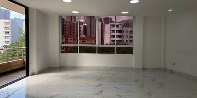Casa en arriendo en unidad cerrada entorno muy campestre y tranquilo, poco flujo vehicular. Facil salida hacia el exito, centro comercial y rutas de transporte publico. Piso en porcelanato, 4 niveles, sala comedor, estar de tv, 4 alcobas con baño en la principal, cocina integral abierta tipo americano, balcon, terraza y parqueaderos paralelos cubiertos. Piscina, salon social, parque infantil, placa polideportiva, zonas verdes, vigilancia 24 horas, citofonia y circuito cerrado de tv. Inmuebles sujetos a verificación de disponibilidad.
