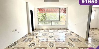 Apartamento en venta, en el sector de Puerto Colombia ubicado en el barrio Las Américas, con un área aproximada de 57 mt2, distribuidos en 2 habitaciones, 1 baño, sala-comedor, cocina semi integral y zona de labores, lado sombra, buena distribución en sus áreas con buenos y modernos acabados, es fresco y acogedor, su entorno es tranquilo, residencial con cómodas vías de acceso y facilidad al transporte publico cercano, sobre el sector puede encontrar, supermercados y restaurantes.