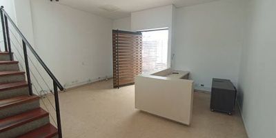 Casa comercial para arriendo, estratégicamente ubicada en una de las zonas más cotizadas del sector del Poblado. Este inmueble de 500 m² destaca por sus amplios y luminosos espacios, ideales para oficinas administrativas. Con más de diez oficinas, batería de baños, cocineta y un área de parqueo hasta tres vehículos, esta propiedad cuenta con acabados de alta calidad que garantizan confort y elegancia. Su distribución versátil y su proximidad a la Avenida El Poblado brindan una ubicación inmejorable, adaptable a diversas necesidades comerciales. Para más información o para agendar una visita, no dudes en contactarnos a través de nuestras líneas de atención al cliente.