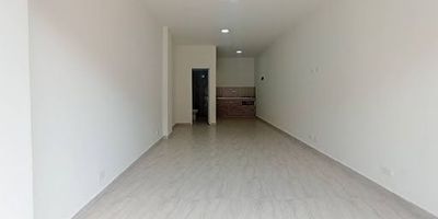 Local comercial en arriendo ubicado en el barrio María Auxiliadora, La Ceja. Cuenta con un área de 34.5 m² en un solo espacio, con excelente iluminación natural. Se encuentra en un sector residencial, a poca distancia del centro del municipio, lo que garantiza un buen flujo de potenciales clientes. Por su ubicación y características, es ideal para minimercado, farmacia, petshop, fruver, café u otros negocios que requieran visibilidad y fácil acceso. ¡Una excelente oportunidad para emprender en un entorno estratégico y dinámico!