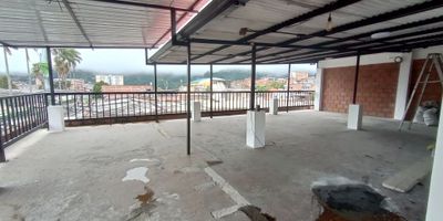? Local en Arriendo en Villamaría, Caldas | Arriendo de Local

¡Aprovecha esta increíble oportunidad! Amplia terraza techada de 110 m², ideal para un restaurante tipo rooftop. Ubicada en una zona estratégica con excelente acceso y visibilidad.

?️ Espacio Perfecto para tu Negocio: Cuenta con piso en cemento, servicio sanitario y luz independiente. El agua se comparte 50/50 con el segundo piso.

? Ubicación Privilegiada: Cerca de centros comerciales, colegios, universidades y parques. Zona comercial y residencial con alto flujo de personas.

? Restricciones: No se permite la venta de bebidas alcohólicas.

Si buscas el lugar ideal para tu restaurante con vista y ambiente exclusivo, ¡esta es tu oportunidad! Contáctanos y agenda una visita.


