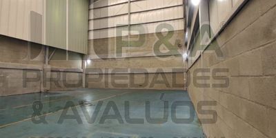 "¡Inversión ideal en pleno crecimiento! Bodega de 550m2 en el corazón de Copacabana. 
Ubicada estratégicamente en uno de los barrios con mayor dinamismo comercial e industrial de la ciudad. Ideal para negocios como almacén, bodega, taller, etc. que requieran amplio espacio.
Cuenta con dos amplios baños, instalaciones eléctricas y sanitarias en optimas condiciones. Gran iluminación y ventilación natural. 
El sector se ha consolidado como importante polo de desarrollo, atraído por su cercanía a vías principales y fácil acceso al resto de la ciudad.
Propiedad sin intermediarios. Se ofrece en excelentes condiciones estructurales, lista para ser aprovechada comercialmente. 
¡Una oportunidad única para ser parte del progreso de esta dinámica zona! Contacte ahora mismo para agendar visita.