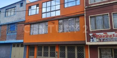 En el Barrio Bochica Central sector de transformación urbana de la localidad de Puente Aranda y en el área de influencia del Parque Agua Viva ideal para desarrollar actividades al aire libre y participar de eventos comunitarios, ofrecemos esta confortable Casa de 3 pisos
En la primera planta se encuentra un espacio adaptado para oficina con baño social y 1 garaje cubierto, mientras que en el segundo nivel dispone del área privada conformada por 3 habitaciones con 1 baño de alcobas, salón comedor y cocina. Finalmente en la terraza cubierta está la zona de lavandería y un amplio espacio disponible para reuniones familiares con la posibilidad de adaptar una habitación adicional 
Esta Propiedad es ideal para quienes buscan combinar trabajo, hogar y vida social en un solo lugar, sin sacrificar comodidad ni independencia.