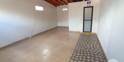 Se arrienda local en un segundo y tercer piso diagonal a el parque de bello , el establecimiento se puede utilizar pera escuelas de enseñanza , oficinas, consultorios odontológicos, en el sector encuentra centros comerciales , comercio , bancos y super mercados, además cuenta con muy buenas rutas de transporte publico.