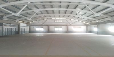 Bodega en arriendo en sector industrial, cerca a supermercados, restaurantes, rutas de transporte publico y servicios complementarios. Piso en mortero, 1 espacio, baños, cocineta, piso reforzado de 4 toneladas, energia trifasica, planta electrica, transformador, altura interna de 4m, zona de carga, malacate, y parqueaderos paralelos. Cuenta con vigilancia 24 hrs, y circuito cerrado de tv.  Inmuebles sujetos a verificación de disponibilidad.
