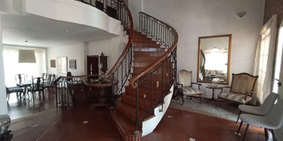 Vendemos casa dúplex en conjunto en una ubicación privilegiada en Villa Campestre, con 260M2 construidos y 448M2 de lote, consta de sala, comedor, cocina tradicional, área de labores, alcoba y baño de servicio, 3 alcobas y 2 baños. Además, cuenta con patio y un amplio parqueadero para 2 vehículos. Su diseño moderno y elegante te cautivará desde el primer momento, brindando comodidad y estilo en cada rincón. Este hogar es el lugar perfecto para crear memorias inolvidables. ¡Ven y haz de esta casa tu nuevo hogar!