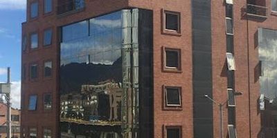 Excelente local con buenos espacios , cuenta con parqueaderos cuatro para carro y uno para moto , buena ubicación cerca al sector comercial ,con buen acceso transporte publico ,sobre la autopista norte .