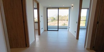 Codigo 26583. Apartamento en arriendo ubicado en La Ceja sector VivaEste exclusivo apartamento para estrenar ha sido diseñado para quienes buscan elegancia, confort y conexión con la naturaleza. Ubicado en un entorno semi campestre, te ofrece la paz de vivir rodeado de verde sin renunciar a la comodidad de tener todo cerca.✨ Características destacadas:✅ Diseño moderno y acabados de lujo✅ Ambientes amplios, iluminados y funcionales✅ Ubicación privilegiada, cerca de CC Viva, Terminal de Transporte, D1, Comfama y Terpel✅ Unidad cerrada con seguridad 24/7¡Estrena este espectacular apartamento y disfruta de una vida con estilo y tranquilidad! ? Contáctanos para más información.Descripción general del inmueble:* 3 Habitaciones, 1 vestier, 2 closet* 5 baños* Sala* Comedor* Cocina abierta integral* Biblioteca o estudio* Zona de ropas* Balcón* Parqueadero doble paralelo* Red de gas* Servicios públicosZonas comúnes:* Portería 24 Horas* Parque infantil* Salón social* Piscina para adultos* Piscina para niños* Zonas verdes* Parqueadero de visitantes