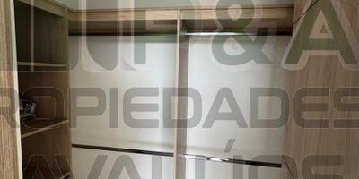 ¡ENCUENTRA TU HOGAR IDEAL EN RIONEGRO!
Ubicado en el prestigioso Rionegro, ofrecemos este hermoso apartamento de 66m2 con todas las comodidades que estás buscando. 
Con 2 amplias habitaciones, cada una con closet empotrado, podrás disfrutar de espacios privados y cómodos para descansar. Su sala-comedor es ideal para recibir visitas o pasar momentos en familia. 
Su cocina integral moderna está totalmente equipada, así podrás preparar deliciosos platos sin limitaciones. Además, cuenta con un cuarto de servicios para mayor comodidad.
Lo mejor es que se encuentra en el piso 17, lo que te permitirá disfrutar de unas vistas espectaculares de la ciudad. Relájate en la piscina del edificio o practica deporte en sus áreas verdes. 
Ubicado a pasos de colegios reconocidos y centros comerciales donde encontrarás de todo. El transporte público está a la vuelta, facilitando tus desplazamientos de manera rápida y económica.