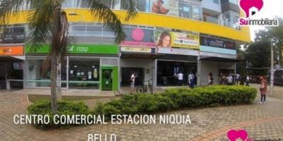 EL CENTRO COMERCIAL CUENTA CON 4 ASCENSORES, DOS TORRES,  RONDERO DE VIGILANCIA  POR PISOS, VARIEDAD DE COMERCIO. DESDE LA ESTACIÓN NIQUIA SE LLEGA POR EL PUENTE PEATONAL DIRECTAMENTE AL CENTRO COMERCIAL. ESTÁ CERCA A PUERTA DEL NORTE, HOMECENTER Y DIFERENTES UNIDADES RESIDENCIALES. POR EL CENTRO COMERCIAL PASAN DIFERENTES RUTAS DE TRANSPORTE QUE RECORREN EL MUNICIPIO DE BELLO Y OTRAS QUE VAN HACIA MEDELLÍN.
