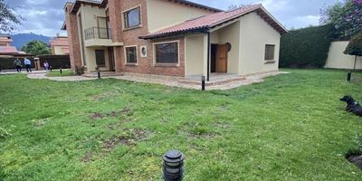 [VEN] ID HOUM: 148833

En Houm te ayudamos de forma fácil y segura. Los beneficios de comprar con nosotros:
    • Te ayudamos a conseguir financiamiento a través de una asesoría personalizada
    • Mediación y seguimiento de todo el proceso
    • Ponemos a tu disposición profesionales en notariado, registro y asesoría jurídica
¡Solo te preocupas de las firmas!

Casa en venta, ubicada en el barrio El Cairo, con una superficie construida de 206.00 m² y superficie total de 1074.00 m². 

Sus principales características son:

    • 4 dormitorios
    • 6 baños
    • No Admite mascotas
    • 4 parqueaderos
    • Año de construcción: 2015
    • Bodega
            
Si compras con nosotros, te brindamos asesoría personalizada durante todo el proceso.
        
Más que una inmobiliaria, somos Houm.
*Aplican T&C