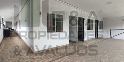 ¡Excelente oportunidad de negocio en Copacabana, Bello!
Se arrienda local comercial de 80m2 totalmente renovado y listo para operar. Ubicado en la zona más comercial y dinámica de Copacabana, a solo minutos de colegios, centros comerciales y rutas de transporte público. 
- Área total de 80m2 dividida en espacios amplios y funcionales.- 2 baños.  - Pisos, techos y pintura en excelentes condiciones.- Iluminación y sistema eléctrico.- Ventajosa ubicación estratégica al lado de reconocidos colegios y centros comerciales.- Más de 20.000 personas transitan a diario por la zona, gran potencial de clientes.- Paraderos de buses a solo metros, fácil acceso desde cualquier parte de la ciudad.
¡Esta es tu oportunidad para ser parte del dinamismo comercial de Copacabana! Local listo para iniciar tu negocio u operación desde ya.