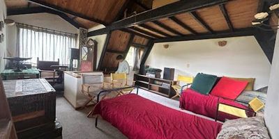 cerca a la vía principal de la calera ,con magnifica vista a la montaña camino empedrado ,amplia zona verde en un lote de una fanegada.Rodeada de naturaleza excelente zona de alta valorización ,cabaña privada sin construcciones cercanas ,magnifica iluminación,buenos espacios ,cuenta con acueducto veredal, pozo séptico 