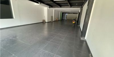 Amplio local comercial en primer piso – 246 m²

Ubicado en una zona estratégica, este local de 246 m² es ideal para tu negocio. Cuenta con 2 baños, planta eléctrica para garantizar continuidad operativa y una puerta eléctrica para mayor seguridad. En el segundo piso, dispone de una oficina privada perfecta para administración o reuniones. Espacio versátil y funcional para diferentes tipos de comercio.

? Valor del alquiler: $9.000.000
