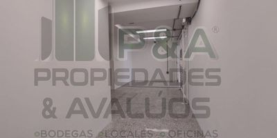 ¡Gran oportunidad de negocio! Se arrienda amplia bodega de 500m2 en el pujante barrio Poblado de Medellín. 
Ubicada estratégicamente entre los principales centros comerciales y colegios de la zona. Ideal para todo tipo de empresas ya sea por su amplia área o su excelente acceso.
Cuenta con 4 baños completamente renovados, instalaciones eléctricas y de gas aptas para cualquier actividad comercial. Iluminación y ventilación natural optimas gracias a su diseño diáfano y grandes ventanales. 
A solo minutos andando se encuentran el Centro Comercial Santafé y el Colegio Marymount, lo que garantiza gran afluencia de público todo el día. 
El transporte público pasa a la puerta con frecuencias de menos de 5 minutos. Las estaciones del Metro de Poblado y San Antonio están a 10 minutos a pie.  
Una ubicación inmejorable en pleno corazón financiero y comercial de la ciudad. Ideal para showroom, bodega de almacenamiento, taller, sucursal, entre otros usos.