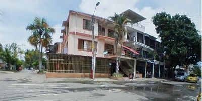 Edificio o casa en venta Floralia Cali, cerca al centro comercial la 14 de Calima, esquinera 367 mt2 construidos, Genera Renta consta de 4 locales comerciales en primer piso todos alquilados 4 apartamentos en segundo piso tiene 2  apartamentos el primero tiene 1 habitacion 1 baño sala comedor balcon cocina integral abierta, otro apartamento de 3 habitaciones sala comedor  cocina integral patio y dos baños,  todos alquilados, en 3er piso tiene 2 apartamentos uno de ellos con 2 alcobas sala comedor cocina integral 1 baño y balcon, el otro apartamento de 1 alcoba sala comedor 1 baño  cocina y balcon. Todos los apartamentos alquilados. Excelente inversión casa generando renta mensual, llámanos 3186565910