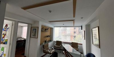 Oficina esquinera de 54 m² en el barrio El Lago, Bogotá. Ubicada en un quinto piso, esta oficina cuenta con 3 ambientes, perfecta para oficinas o salas de reuniones, además de 2 baños. Disfruta de una vista exterior que aporta excelente iluminación natural. Su ubicación estratégica cerca de importantes vías de acceso, zonas comerciales y servicios, la hace ideal para establecer tu negocio. Acceso por ascensor ¡Una gran oportunidad en una de las zonas más cotizadas de Bogotá! Contáctanos para más detalles.