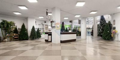 Arriendo Edificio Industrial AAA con Vitrina Comercial – Toberín, Bogotá

Este moderno edificio de 5 pisos más sótano es ideal para empresas que requieren eficiencia, conectividad y alto rendimiento. Ofrece una ubicación estratégica para operaciones industriales, almacenamiento y distribución.

Características principales:


 Área total: 4.240 m²
 Terraza: 56 m²
 Frente: 20 m | Fondo: 37 m
 Estructura industrial de alta especificación: Capacidad de carga de 20 Tn/m²
 Sótano: 740 m², con capacidad para 18 vehículos
 Pisos:
 
  Primer piso: 740 m² (altura de 3.5 m)
  Tres pisos de 690 m² cada uno
  Último piso: 634 m²
 
 
 Local comercial: 135 m² en el primer piso (altura de 7 m)
 Altura libre por piso: 3.5 m en el primer piso, 3 m en los demás niveles
 Espacio para montacargas o ascensor de carga desde el sótano hasta el último piso


Infraestructura y Equipamiento:


 Potencia eléctrica: 630 KVA, adecuada para operaciones industriales y call centers de alto consumo energético
 Planta de energía de suplencia: 125 KVA, 100KW para asegurar continuidad operativa
 Tanque de agua: 30 m³
 Diseño adaptable para call centers: Espacios abiertos, excelente conectividad y flexibilidad para estaciones de trabajo en formato open space
 Listo para operación inmediata


Ideal para Call Centers y BPOs:


 Ubicación accesible para grandes volúmenes de personal
 Excelentes conexiones de transporte público
 Capacidad eléctrica robusta y conectividad
 Espacios amplios y flexibles, con infraestructura de respaldo para garantizar la continuidad operativa


Si buscas un espacio moderno, bien ubicado y listo para operar, este edificio en Toberín es la mejor opción. ¡Contáctanos y agenda tu visita hoy mismo!
