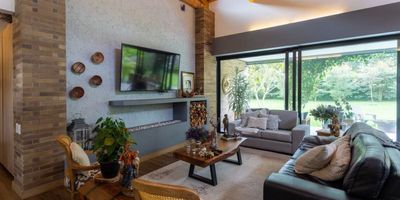 Ofrecemos para la venta una espectacular casa ubicada en el encantador municipio de Rionegro,llanogrande vereda el tablazo, Antioquia. Con un diseño funcional de un solo nivel, la casa cuenta con tres habitaciones espaciosas, perfectas para la comodidad de toda tu familia. Su encanto reside en la posibilidad de personalizar cada rincón a tu estilo, ya que se entrega sin amoblar, lista para darle tu toque personal.

Además, cuenta con dos parqueaderos individuales privados así no tendrás que preocuparte por el espacio para tus vehículos. Ubicada en una zona exclusiva y tranquila pero con acceso a las comodidades que ofrece este sector, es la oportunidad ideal para aquellos que buscan un hogar en una región con un gran crecimiento. No pierdas esta oportunidad. ¡Pide tu visita ya!