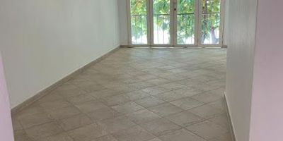 LUMINOSO Y CONFORTABLE APARTAMENTO, CON EXCELENTES ACABADOS, UBICADO EN EL CENTRO DE LA CIUDAD, CERCA AL PARQUE SIMÓN BOLÍVAR, A SUPERMERCADOS, DROGUERÍAS Y RESTAURANTES. APARTAMENTO CON SALA-COMEDOR, COCINA SEMI-INTEGRAL CON GAS PROPANO, 2 ALCOBAS CON CLOSET, 7 VENTILADORES, 2 BAÑOS, PATIO DE ROPAS.