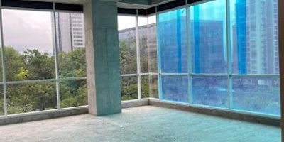 Oficina ubicada en Edificio moderno sobre la Av. El Poblado, cerca al club El Campestre. Un solo espacio, baño privado y dos parqueaderos lineales. Código Abad Faciolince OFI846, asesor Luis Guillermo Giraldo celular 312 757 2036. 