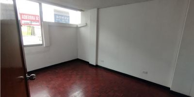 ? Edificio en Venta en Colón, Manizales | Venta Edificio

¡Gran oportunidad de inversión! Edificio de 5 pisos con excelente ubicación en el sector de Colón. Cada piso cuenta con apartamentos de 2 y 3 habitaciones, con su respectiva cocina y zona de lavado. En el primer piso, dispone de 2 locales comerciales amplios, ideales para generar rentabilidad adicional.

? Características Destacadas:


 10 habitaciones - 5 baños
 Gran terraza con vista panorámica
 Zona de lavandería y despensa
 Ubicación estratégica sobre vía principal


? Entorno y Ubicación:
Cercano a centros comerciales, colegios, universidades, parques y transporte público, además de contar con fácil acceso a zonas comerciales e industriales.

? No cuenta con ascensor

? Contáctanos para más información y agenda tu visita. ¡No dejes pasar esta inversión!


