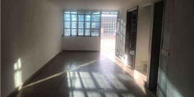 Casa de 152m2 de area construida, tiene 3 locales actualmente. 
