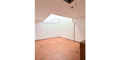 Venta de casa de dos plantas independientes sector boquerón en ibagué 112 m2divididos en dos plantas cada una independiente ideal para generar ingresos como renta cada una consta de, en el primer piso encuentra amplia sala comedor, cocina, patio de ropas con una alberca grande y extendedero, baño con ducha, y 3 habitaciones una de ellas con baño privado y closet.

En el segundo nivel encuentra tres amplias habitaciones la principal con baño privado, closeth y vista hacia la calle,  tambien encuentra baño para visitantes y espacio ideal para estudio, cocina, patio de ropas con amplia alberca, sala comedor y balcon, la casa esta para habitar de inmediato y cuenta con excelente ubicacion a su alrededor variedad de comercio y rutas de transporte publico.
