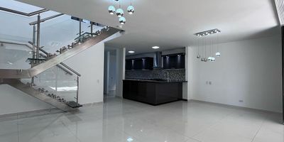 Casa en arriendo en unidad cerrada, ubicada en sector tranquilo, muy residencial, de tránsito solo para residentes, con fácil acceso y salida a vía principal y servicios complementarios tales como tiendas de servicio, restaurantes, iglesias y colegios. Cuenta con acabados modernos, dos niveles, piso en porcelanato, área social con salida a la terraza, posee sala comedor, estar de tv y cocina integral abierta tipo americano. Tiene 3 alcobas con baño en cada una, vestier en la principal, baño social, jacuzzi, alcoba y baño de servicio, zona de ropas, cuenta con balcón y jardín, cuarto útil, parqueaderos lineal y paralelo cubiertos. Urbanizacion con zonas sociales que incluyen piscina, gimnasio, salón social, turco, parques infantiles, zonas verdes, vigilancia privada, citofonia, porteria 24 horas y circuito cerrado de tv.  Inmuebles sujetos a verificación de disponibilidad.
