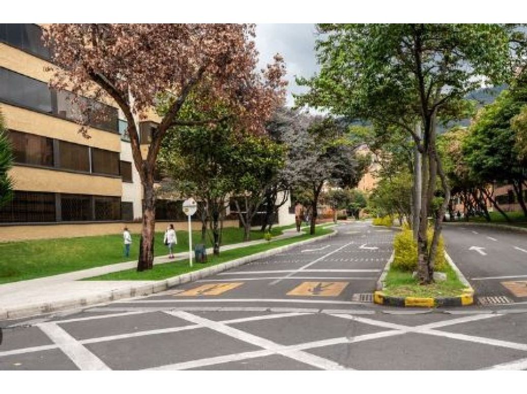 Apartamento de 4 alcobas en venta en Santa Barbara, Bogotá, 257 m² · foto 7 de 8