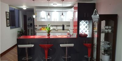 Apartamento de 94 m2 en Milán, Manizales

Ideal para quienes buscan elegancia y confort con una vista inigualable al atardecer. Ubicado en el tercer piso sin ascensor, este apartamento destaca por sus espacios llenos de luz natural gracias a dos vacíos de iluminación.
Ideal para familias o profesionales que valoran acabados en madera de nogal y diseño funcional. La combinación de espacios sociales y zonas privadas ofrece un ambiente acogedor y sofisticado.

Descripción de la propiedad
Con 94 m2 de área privada integra una cocina integral con barra americana y despensa que conecta con la sala comedor.
El apartamento cuenta con tres habitaciones, incluida la principal con baño privado y jacuzzi, y un baño auxiliar que completa la distribución. El balcón amplio permite disfrutar de la vista urbana y el parqueadero interior y cuarto útil aportan practicidad.

Descripción del entorno y acceso
Situado en el corazón de la zona gastronómica de Milán, este edificio ofrece acceso pavimentado y cercanía a transporte público, colegios y universidades. La ubicación tranquila y segura permite acceder fácilmente a los servicios del sector y disfrutar de un entorno dinámico.

Contáctanos
Escríbenos por WhatsApp para recibir más información al instante. Agenda tu visita con un mensaje y descubre cómo este apartamento puede convertirse en tu próximo hogar.


