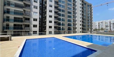 Se arrienda espectacular apartamento nuevo de 75 m² ubicado en el exclusivo sector de Miramar. Este cómodo espacio ofrece una amplia sala-comedor con excelente iluminación natural y acceso a un balcón generoso, ideal para disfrutar al aire libre y equipado con asador para reuniones familiares o con amigos. La cocina americana, moderna y espaciosa, cuenta con elegantes gabinetes y se complementa con un área de labores independiente con puerta de seguridad. El apartamento dispone de tres alcobas con closets funcionales y dos baños completos con acabados de alta calidad, brindando confort y privacidad a sus residentes.El edificio ofrece una completa zona social rodeada de áreas verdes, perfectas para el esparcimiento. Además, cuenta con piscina, gimnasio completamente dotado, canchas deportivas y espacios diseñados para el disfrute de toda la familia. Ubicado en estrato 4, este apartamento combina comodidad, seguridad y un ambiente tranquilo en una de las zonas más apetecidas de la ciudad. ¡Tu nuevo hogar te espera!