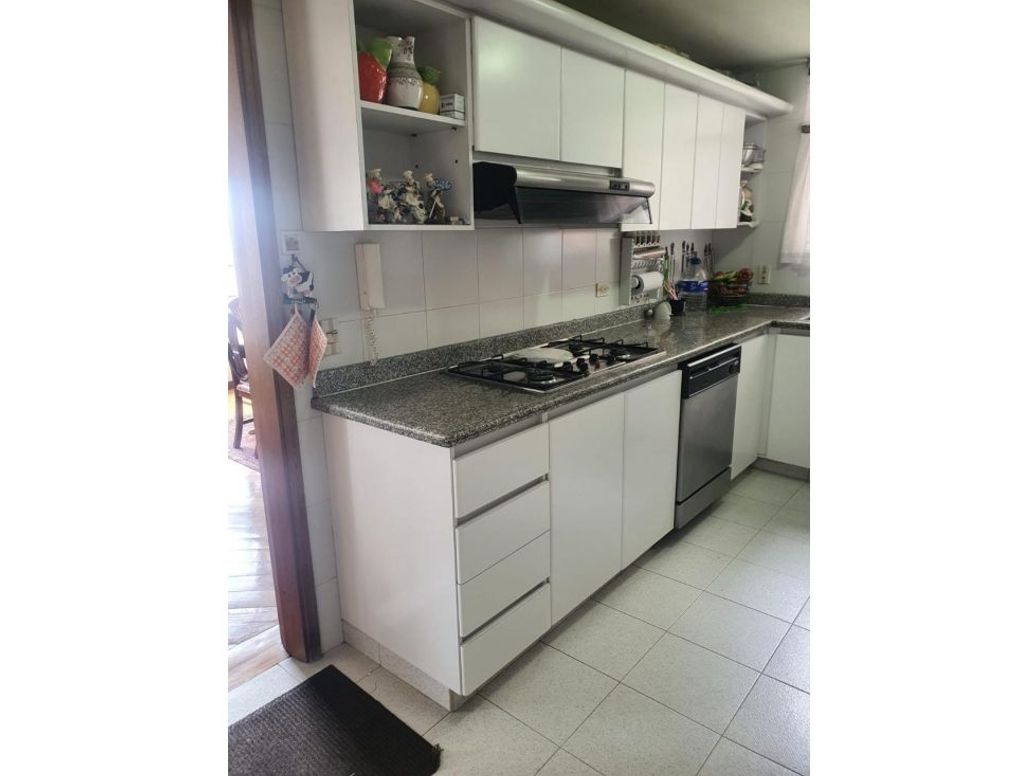 Apartamento de 3 alcobas en venta en Santa Paula, Bogotá, 199 m² · foto 3 de 5