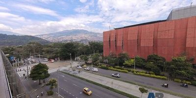 Local de comidas disponible en Centro comercial Aventura para arriendo, el espacio del local serían 86m2, donde se entrega con red de gas natural, extractor, acoples para cocineta, aire acondicionado, red contra incendios, listo para montar tu marca, en total se entregaría un área de 320m2 (Local + Terraza), unas excelentes vistas y cómodas rutas de acceso, ideal para restaurantes de formato abierto. contacto 3015989091