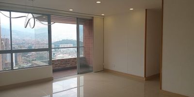 Apartamento en venta en unidad cerrada cerca a vias principales, supermercados, rutas de transporte, restaurantes, parque, centro comercial y servicios complementarios. Cuenta con piso en porcelanato y madera laminada, sala comedor, 3 alcobas con baño en la principal, cocina integral abierta tipo americano, balcon y parqueaderos independientes cubiertos . Conjunto cerrado, ascensor, piscina, gym, salon social, sauna, turco, parque infantil, placa polideportiva, zonas verdes, vigilancia, porteria 24 horas, citofonia y circuito cerrado de tv.  Inmuebles sujetos a verificación de disponibilidad.
