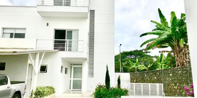 Casa Campestre de 3 niveles.
Distribuidos así:
nivel 1: Hall de entrada, sala, comedor,  cocina tipo americana, zona de oficios con closet de ropas, alcoba de servicio con baño.
Parqueadero para 4 vehículos.
Estadero con zona verde, piscina con muro llorón y baño turco.
nivel 2: sala de T.V con balcón, 2 habitaciones con baño, balcón y Aire acondicionado
Tercera habitación con baño, Vestier, balcón y Aire acondicionado
nivel 3:
Sala de TV con balcón y AA.
Alcoba principal con balcón, vestir y baño con cabina, Aire acondicionado
Otras características:
Blockouts  eléctricos, Alarma, circuito cerrado de TV.
Condominio con vigilancia 24 7 cercas eléctricas.
Piscina y salón social.