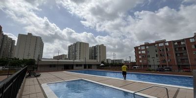 En Financar Inmobiliaria le presentamos este hermoso apartamento, ideal para quienes buscan confort y seguridad. Con dos alcobas, este hogar le ofrece un ambiente fresco y agradable durante todo el año. Los dos baños están diseñados para brindarle comodidad, mientras que la cocina integral le permitirá disfrutar de un espacio práctico y moderno para preparar sus comidas. Este apartamento también cuenta con un parqueadero, lo que le garantiza mayor comodidad y tranquilidad. Con el servicio profesional de Financar Inmobiliaria, es muy fácil hacer de este apartamento su hogar. Nos encargamos de cada detalle para que pueda disfrutar de una experiencia de compra sin preocupaciones, asegurando que este sea el lugar perfecto para vivir. No pierda la oportunidad de conocer este excelente inmueble.